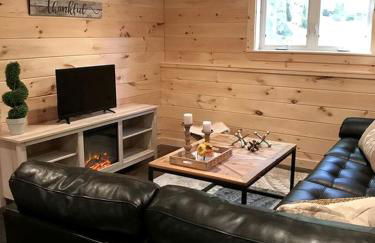 A-Frame Cabin Rental Set Alongside Sebago Lake on Frye Island, Maine - Foto 1