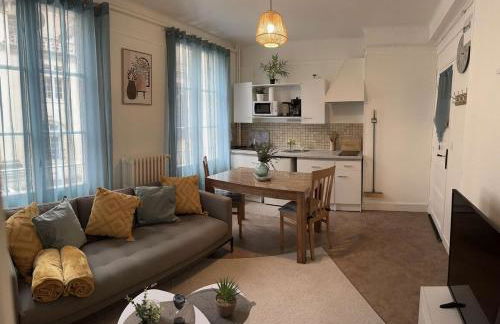 Bright and renovated 2-room apartment, Center - Foto 1