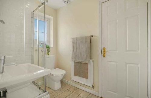 Spacious 4 Bedroom Warrington House with Free Parking Perfect for Contractors, Families and Business Guests - Foto 13