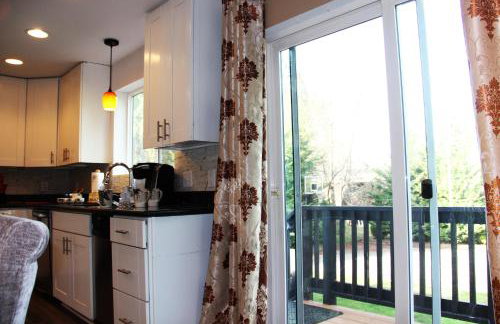 Bright 3 bedroom home with full kitchen, fenced backyard, sports court and free parking - Foto 15