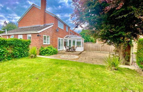 Your Leominster Base - 3BR Home with Garden & Parking - Foto 15