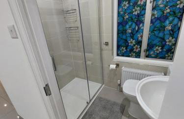 Cosy North Kensington Family apartment for 4 persons - Children stay free Netflix in all bedrooms Close to underground and overground stations - very convenient for Wembley Stadium - Foto 11