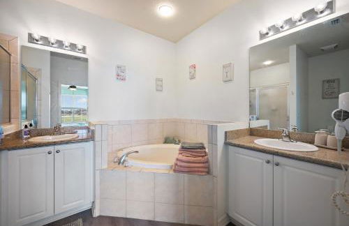 Lovely 2-Bedroom plus Den Condo in Greenlinks Resort - Photo 4