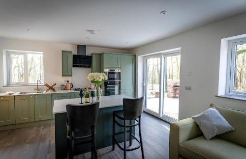 Padley; woodland lodge with hot tub for 2-4 in the Staffordshire Moorlands - Foto 6