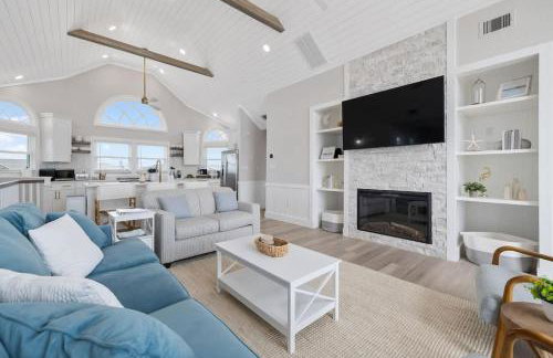 Elegant Updated Oceanfront Home with Pool & Hot Tub - Photo 27