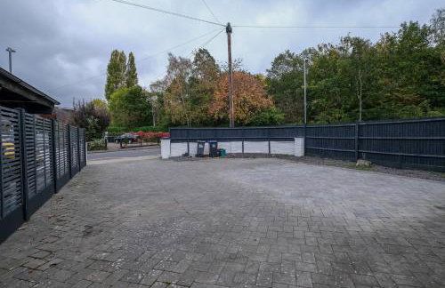 Modern Comfort 2-Bedroom, 2-Bathroom House - Photo 26