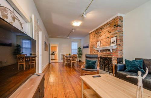 3BR Colonial House with Parking by CozySuites - Foto 7