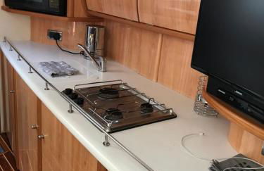 ENTIRE LUXURY yacht 70sqm Oyster Fund - Quiet and relaxing - 2 double bedrooms both en-suite - HEATING - sleeps up to 4 people - moored on our Private Island - nearby LEGOLAND THORPE PARK ASCOT RACES WENTWORTH LONDON Lapland UK -NO Parties - - Foto 32