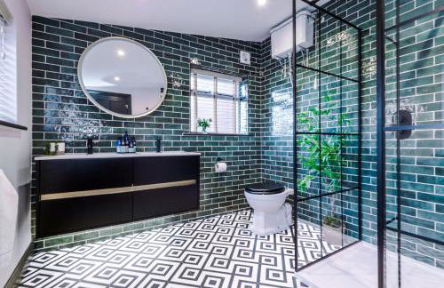 Unique 4 Bed Home in The Windsor Tapestries by Casa by Grace - Sleeps 7-9, Private Hot Tub Hire, Free Parking, Dog Friendly, Legoland, Windsor Castle - Foto 12