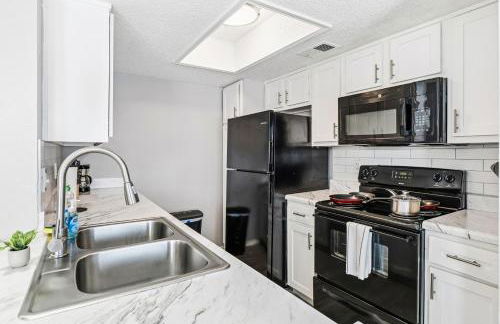 Sleek 2BR Stay with Pool, Gym, and Modern Comforts - Foto 13