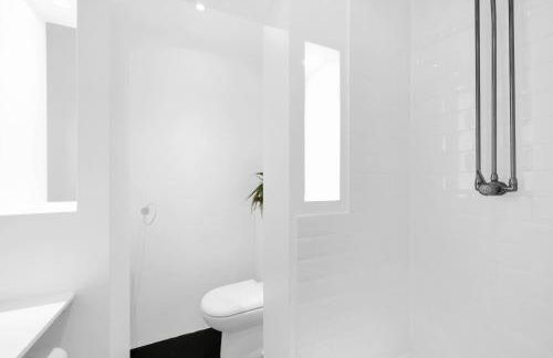 Large Industrial Style 2 Bedroom Apartment Short Term Rental & Flexible Renting Canary Wharf With Free WiFi - Photo 37