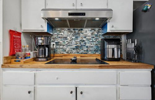 Vacation House! 6BR, FREE Heated Pool, Arcade & Hot Tub - Photo 39