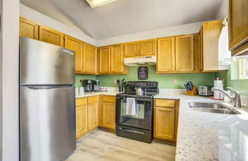 Witches Hollow Pet-Friendly Retreat Near Airport - Foto 16