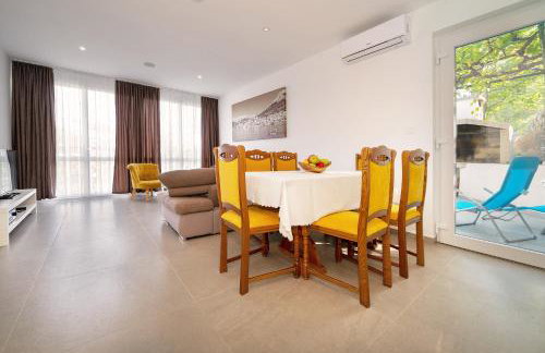 Apartment Juranić II with pool - Photo 18