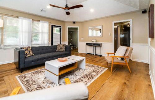 Ultimate Getaway with Pool and Games - Foto 10