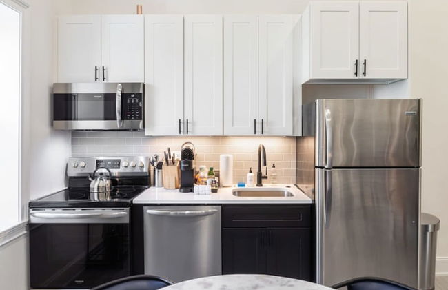 Sosuite Penthouse 1BR Apt w Arch Windows W D - Photo 11