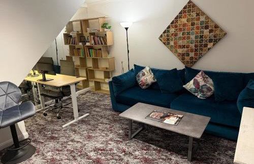 Bauhaus Inspired 2 Bedroom Townhouse Near The City Centre With Drive Parking - Foto 1