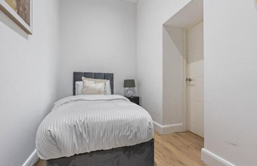 Coulsdon Grand - Sleeps 8 - 5 BR - Free Parking - Foto 4