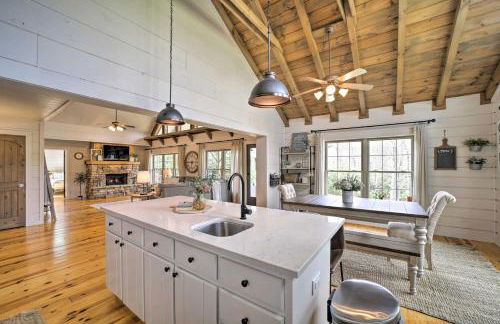 Ideal for Families! Lake Toxaway Getaway with Deck - Foto 12