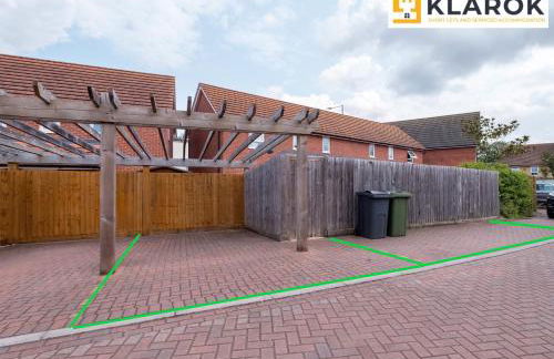 Four Bedroom Semi Detached House By Klarok Accommodation Peterborough With Free Parking & Garden - Foto 38