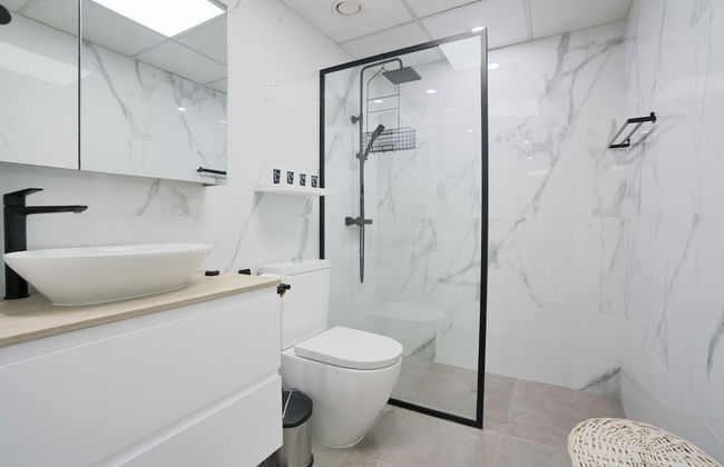 Luxurious Apt with Balcony The Greens Dubai - Photo 11