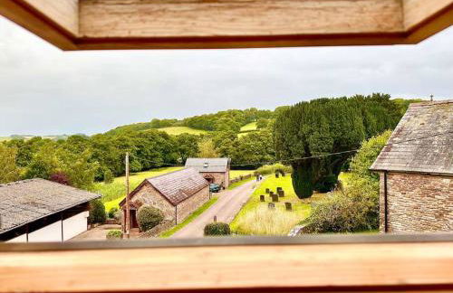 16th Century Farm House,6 Beds,5 BATHROOMS,SLEEPS 15,BBQ,HOT TUB,CINEMA ROOM WITH SURROUND SOUND,With Cymru Holidays - Foto 22