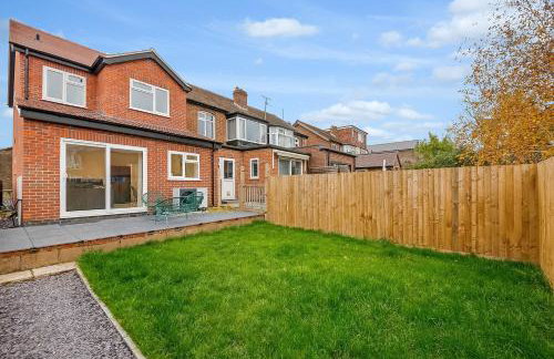 4 Bed House - Sleeps 9 - Garden - Parking - Wifi - Foto 6