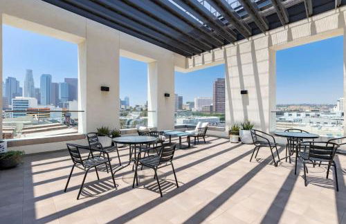 Stylish 2BD Haven with Scenic DTLA Views and Parking - Foto 15