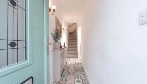 Sleeps 6. Free Wifi. Free Parking central location. - Foto 2