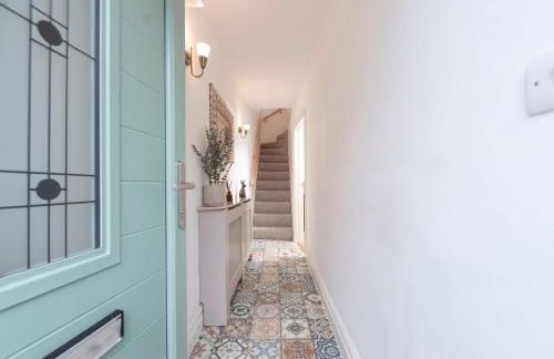 Sleeps 6. Free Wifi. Free Parking central location. - Photo 2