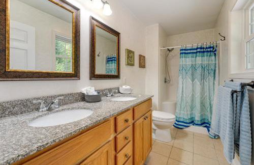 4 Mi to Long Lake! Secluded Haven with Fenced Yard - Foto 11