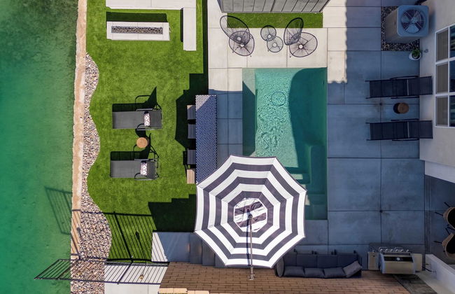 Lakefront w/ Private Pool, Great for Festival Season Lago Luxe by Avantstay - Foto 2