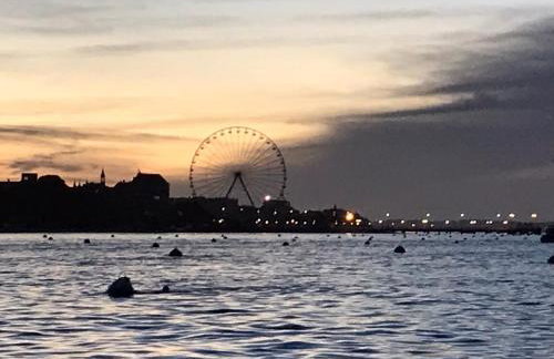 Aux pieds des plages, du port, de la piste cyclable et des commerces de proximité, un studio au dernier étage avec une vue panoramique sur le Bassin d'Arcachon, entièrement rénové, dans une résidence avec piscine - Foto 31