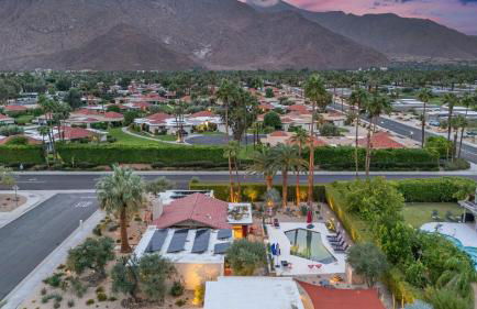 Design-forward Palm Springs home w saltwater pool lush yard multiple outdoor dining areas Casa Papagayo by AvantStay - Foto 58