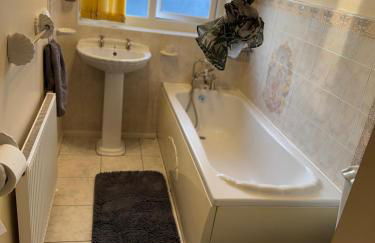 Peaceful 3 bedroom house close to Newcross hospital Wolverhampton - Photo 9