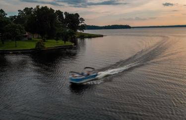 Newly Renovated, Cozy Mid-Lake Cabin Sleeps 10 - Foto 19