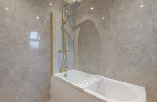 A wonderful and spacious house in a charming road - Photo 12