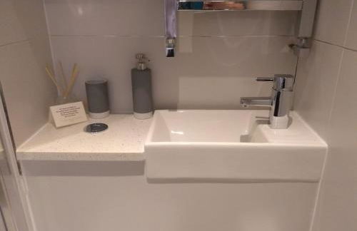 Three Bedroom Apartment by Beautiful Park - Photo 40