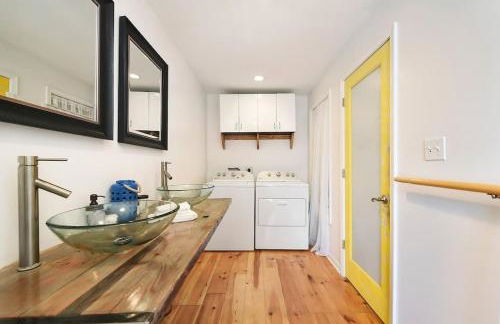 HostWise Stays - The "Row" House - Beautiful Space, Two King Beds - Photo 16