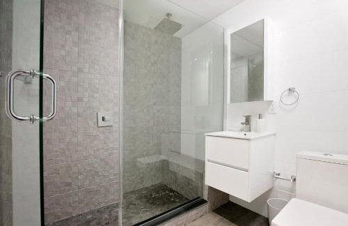 24-6 Gramercy area Newly reno Studio W D in unit - Photo 2