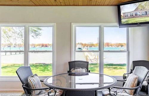 Newer Cottage on the Lake, ample space for boats - Foto 16