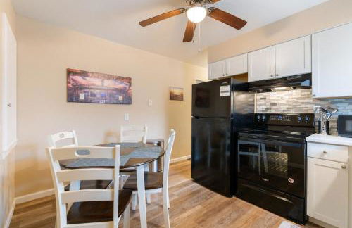 Akron 2 Bed 1 Bath Flight Themed Oasis Dog Friendly - Foto 17