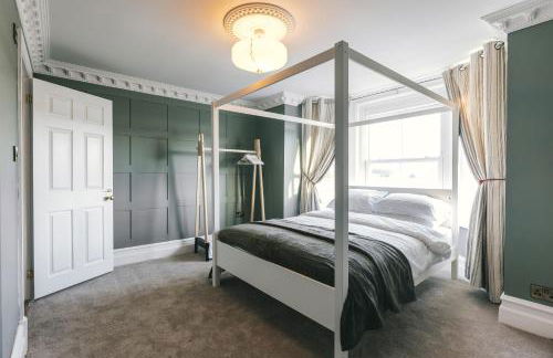 Large 7 Bedroom House for Families and Work Crews Hot Tub Parking Wi-Fi sleeps 17 - Foto 28