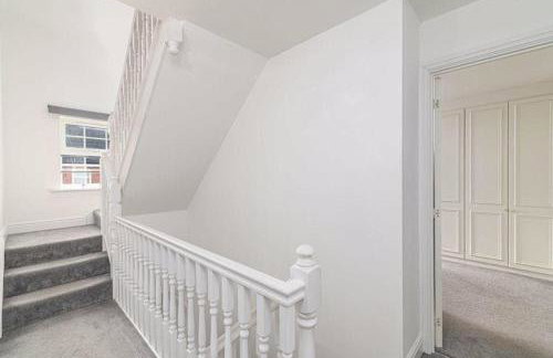 Spacious 5-Bed Detached House, Sleeps 10, Parking - Photo 31