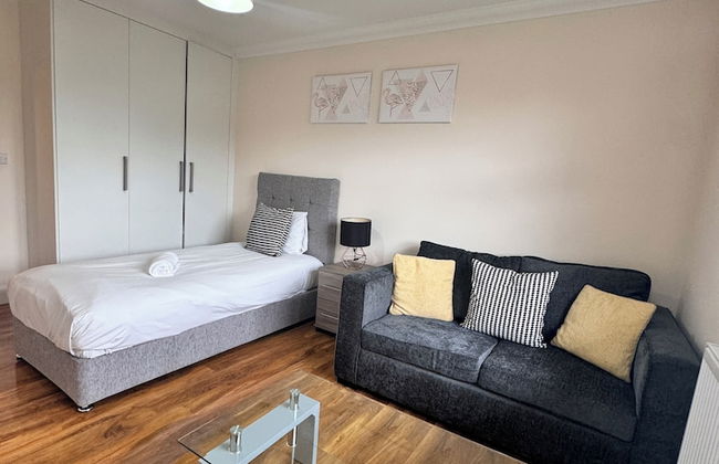 Stay Near Heathrow! Pristine, Convenient & Only 5 Mins to the Terminals - Photo 1