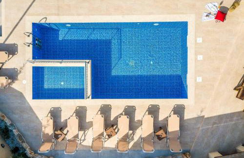 Maggie Alonia - Photo 18