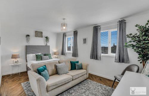 Spacious Whitwick Stay 3-Story House - Photo 13