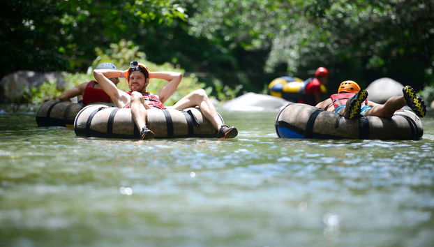 Desfrutando de um momento de relaxamento no rio