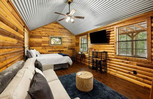 Stunning Riverfront Log Cabin Nestled Amidst Trees in Nashoba, Oklahoma - Foto 14