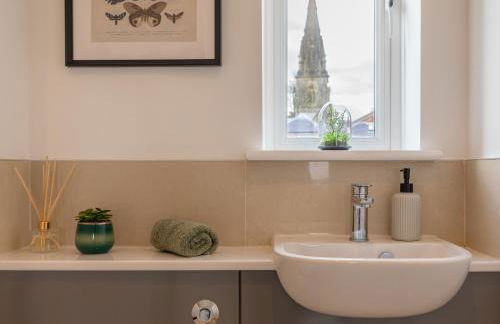 4 Bed City House with Private Garden and Parking - Foto 12